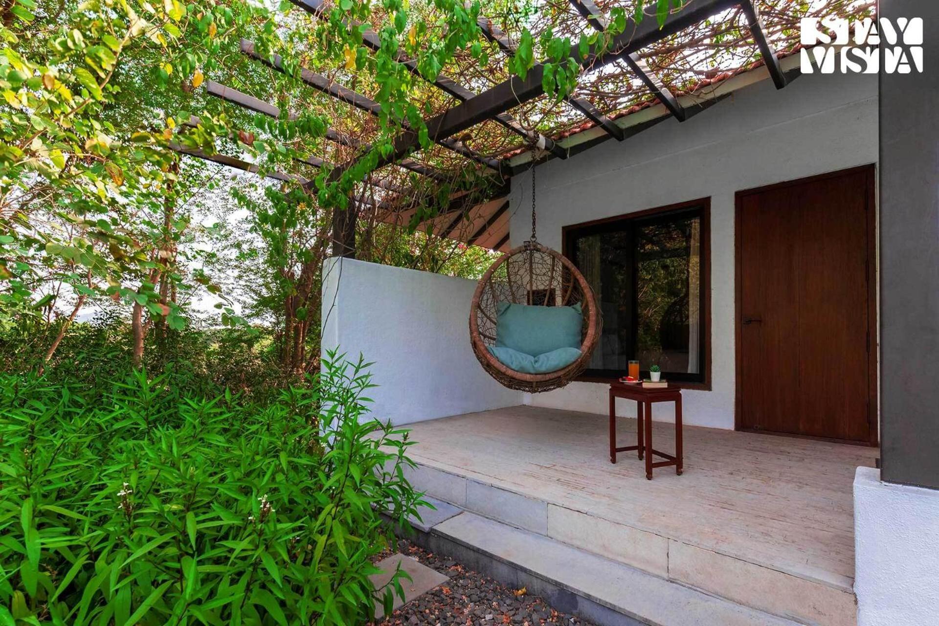 Wander Beyond By Stayvista - Featuring A Bali-Themed Abode And A Refreshing Swimming Pool อลีบาก ภายนอก รูปภาพ