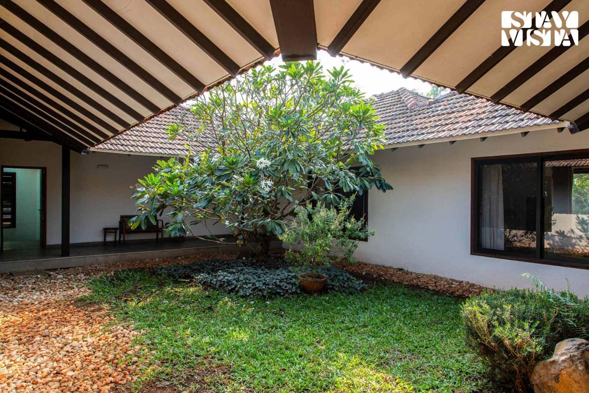 Wander Beyond By Stayvista - Featuring A Bali-Themed Abode And A Refreshing Swimming Pool อลีบาก ภายนอก รูปภาพ
